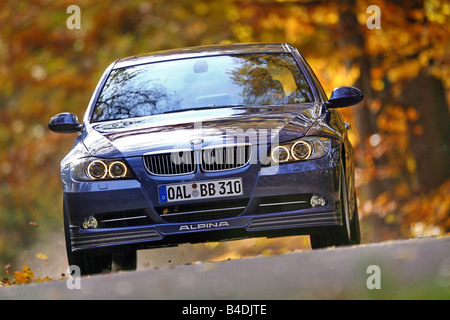 BMW Alpina B3, l'année de modèle 2007- bleu, déménagement, la diagonale de l'avant, vue frontale, country road Banque D'Images