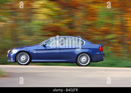 BMW Alpina B3, l'année de modèle 2007- bleu, déménagement, side view, country road Banque D'Images