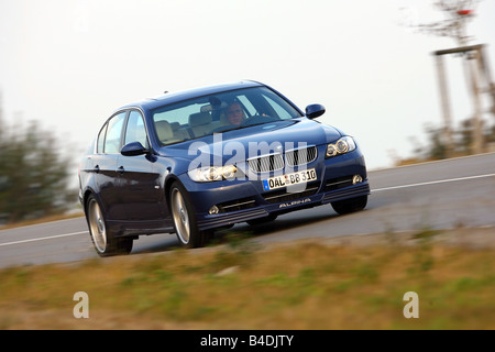 BMW Alpina B3, l'année de modèle 2007- bleu, déménagement, la diagonale de l'avant, vue frontale, country road Banque D'Images