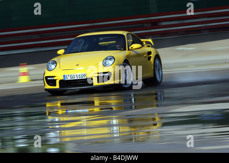 Porsche 911 GT2, l'année de modèle 2007-, jaune, la conduite, la diagonale de l'avant, vue frontale, test track, Drift, drifting, l'eau, un Banque D'Images