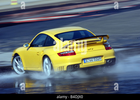 Porsche 911 GT2, l'année de modèle 2007-, jaune, la conduite, la diagonale de l'arrière, vue arrière, test track, Drift, drifting, l'eau, l'Aquap Banque D'Images