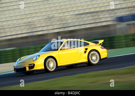 Porsche 911 GT2, l'année de modèle 2007-, jaune, la conduite, la diagonale de l'avant, vue frontale, test track Banque D'Images