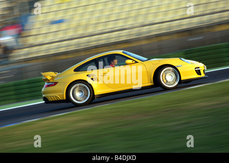 Porsche 911 GT2, l'année de modèle 2007-, jaune, la conduite, la vue latérale, test track Banque D'Images