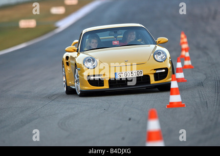 Porsche 911 GT2, l'année de modèle 2007-, jaune, la conduite, la diagonale de l'avant, vue frontale, Pilonen, test track Banque D'Images