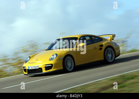 Porsche 911 GT2, l'année de modèle 2007-, jaune, conduite, déménagement, la diagonale de l'avant, vue frontale, country road Banque D'Images