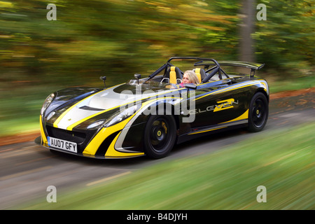 Lotus 2-Eleven, modèle année 2007-, noir-jaune, conduite, déménagement, la diagonale de l'avant, vue frontale, country road Banque D'Images