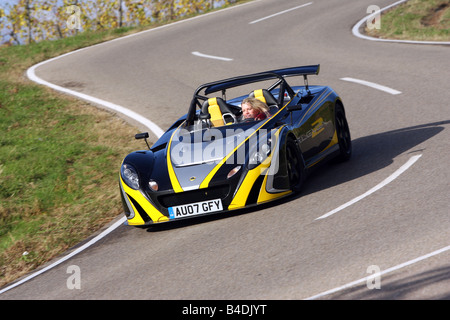 Lotus 2-Eleven, modèle année 2007-, noir-jaune, conduite, déménagement, la diagonale de l'avant, vue frontale, country road Banque D'Images