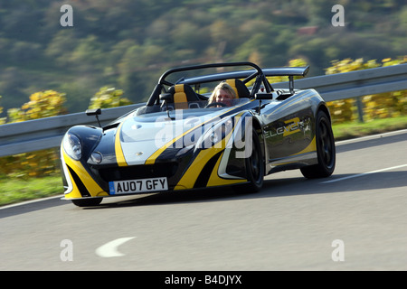 Lotus 2-Eleven, modèle année 2007-, noir-jaune, conduite, déménagement, la diagonale de l'avant, vue frontale, country road Banque D'Images