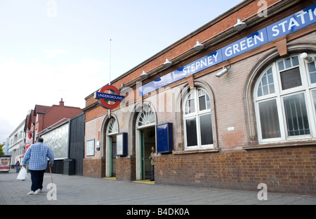 Homme marchant par Stepney Green tube station Banque D'Images