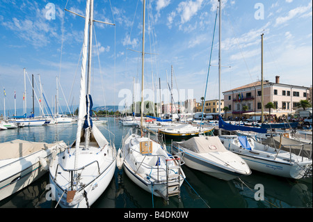 Bateaux dans le port, le lac de Garde, Bardolino, Italie Banque D'Images