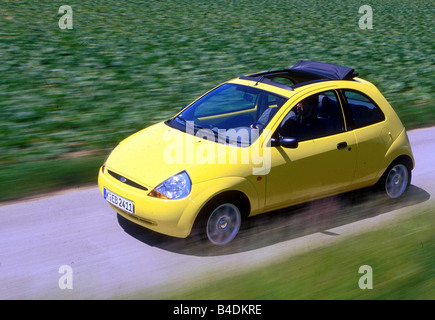 Voiture, Ford Ka 1.3i, petite env., Limousine, l'année de modèle 1996, jaune, la conduite, la diagonale de l'avant/oben, side view, cou Banque D'Images