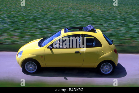 Voiture, Ford Ka 1.3i, petite env., Limousine, l'année de modèle 1996, jaune, la conduite, la diagonale de l'avant/oben, side view, cou Banque D'Images