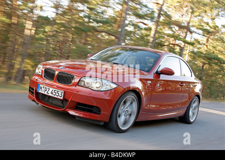 BMW 135i Coupé, la conduite, la diagonale de l'avant, vue frontale, country road, red, l'année de modèle 2007- Banque D'Images