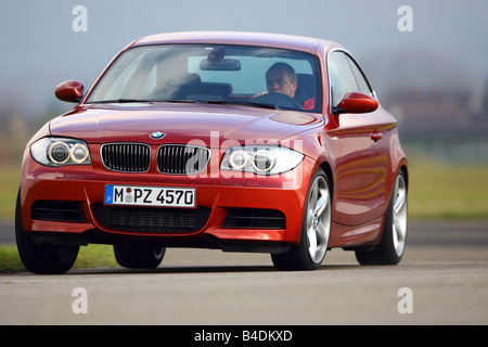 BMW 135i Coupé, la conduite, la diagonale de l'avant, vue frontale, country road, red, l'année de modèle 2007- Banque D'Images