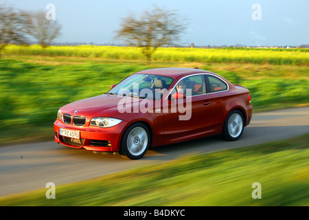 BMW 135i Coupé, la conduite, la diagonale de l'avant, vue frontale, country road, red, l'année de modèle 2007- Banque D'Images