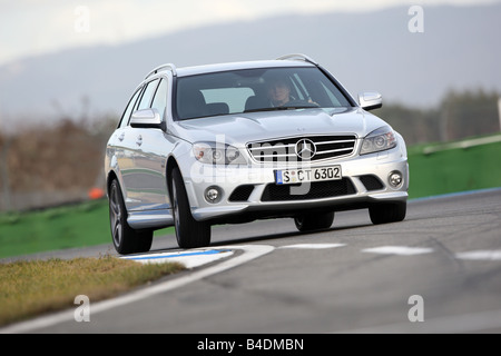 Mercedes C 63 AMG, l'année de modèle 2008, d'argent, la conduite, la diagonale de l'avant, vue frontale, test track Banque D'Images