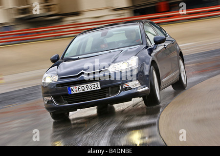 Citroen C5 V6 HDi 205 biturbo, l'année de modèle 2008- dunkelblue, déménagement, la diagonale de l'avant, vue frontale, test track Banque D'Images