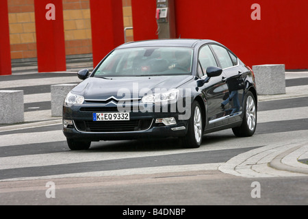 Citroen C5 V6 HDi 205 biturbo, l'année de modèle 2008- dunkelblue, déménagement, la diagonale de l'avant, vue frontale, test track Banque D'Images