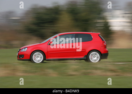 VW Volkswagen Golf GTI, modèle année 2004-, rouge, conduite, side view, country road Banque D'Images