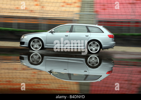 Audi RS6 Avant, l'année de modèle 2008, d'argent, la conduite, la vue latérale, test track Banque D'Images