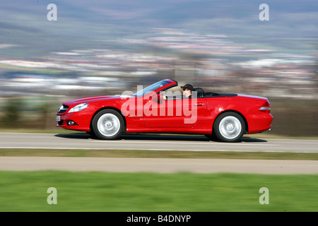 Mercedes SL 350, l'année de modèle 2008-, rouge, conduite, side view, country road, open top Banque D'Images