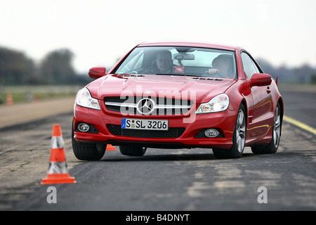 Mercedes SL 350, l'année de modèle 2008-, rouge, la conduite, la diagonale de l'avant, vue frontale, fermé, test track, Pilonen Banque D'Images