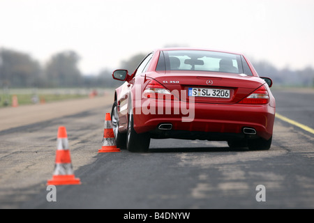 Mercedes SL 350, l'année de modèle 2008-, rouge, la conduite, la diagonale de l'arrière, vue arrière, fermé, test track, Pilonen Banque D'Images