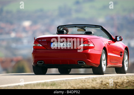 Mercedes SL 350, l'année de modèle 2008-, rouge, la conduite, la diagonale de l'arrière, vue arrière, country road, open top Banque D'Images