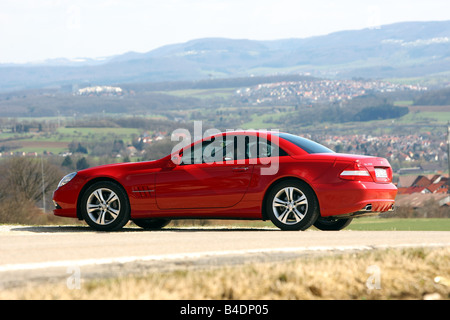 Mercedes SL 350, l'année de modèle 2008-, rouge, debout, à la défense, la diagonale de l'arrière, vue latérale, country road, fermé Banque D'Images