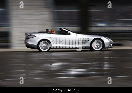 Mercedes SLR McLaren, l'année de modèle 2008, d'argent, la conduite, la vue de côté, la ville, open top Banque D'Images