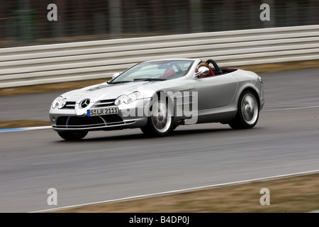 Mercedes SLR McLaren, l'année de modèle 2008, d'argent, la conduite, la diagonale de l'avant, vue frontale, test track, open top Banque D'Images