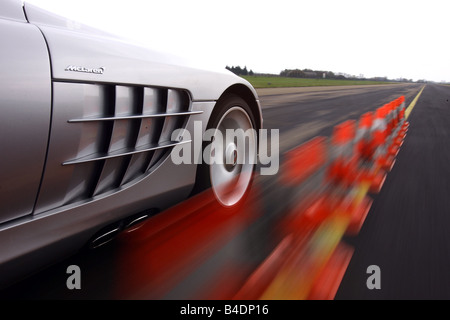 Mercedes SLR McLaren, l'année de modèle 2008, d'argent, la conduite, la voie d'essai, un panoramique avec plan , verwischt, Pilonen Banque D'Images