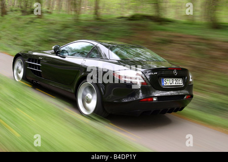 Mercedes SLR McLaren, l'année de modèle 2008, d'argent, la conduite, la diagonale de l'arrière, vue arrière, country road, fermé Banque D'Images