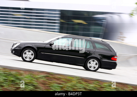 Mercedes E 280 Avantgarde T, 2006- noir, au volant, côté, vue sur la ville Banque D'Images