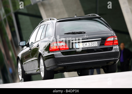 Mercedes E 280 Avantgarde T, 2006- noir, la conduite, la diagonale de l'arrière, arrière, vue sur la ville Banque D'Images