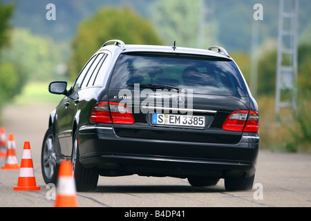 Mercedes E 280 Avantgarde T, 2006- noir, la conduite, la diagonale de l'arrière, vue arrière, Pilonen, test track Banque D'Images