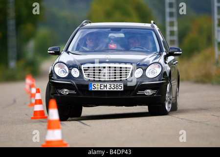 Mercedes E 280 Avantgarde T, 2006- noir, la conduite, la diagonale de l'avant, vue frontale, Pilonen, test track Banque D'Images