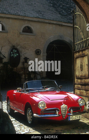 Voiture, Alfa Romeo Giulietta Spider, cabriolet, année modèle 1955-1962, rouge, Vintage env., 50erJahre, années 60, open top, standin Banque D'Images