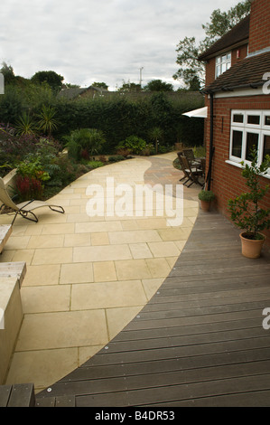 Decking - Terrasse et jardin dans la banlieue de pavage en pierre Banque D'Images