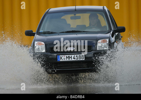 Voiture, Ford Fusion, petite env., Limousine, modèle année 2002-, noir, la conduite, la diagonale de l'avant, vue frontale, l'eau, humide Banque D'Images