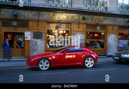 Voiture, Alfa Romeo Brera, Predotype, roadster, rot, l'année de modèle 2002, debout, à la défense, Ville, vue latérale Banque D'Images