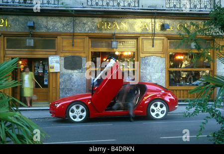 Voiture, Alfa Romeo Brera, Predotype, roadster, rot, l'année de modèle 2002, debout, à la défense, Ville, vue latérale, porte ouverte Banque D'Images