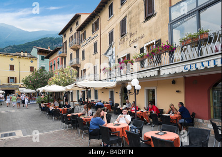Café sur le port de la vieille ville, le lac de Garde, Malcesine, Italie Banque D'Images