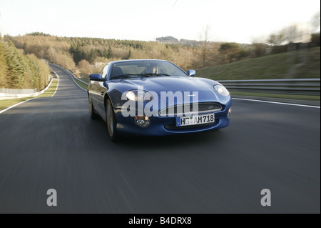 Voiture, Aston Martin DB7, roadster, l'année de modèle 1994-, bleu-métallique, conduite, test track, piste de course, test de pneus, le chemin Banque D'Images