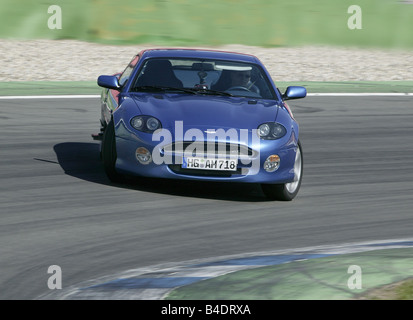 Voiture, Aston Martin DB7, roadster, l'année de modèle 1994-, bleu-métallique, conduite, test track, piste de course, test de pneus, le chemin Banque D'Images