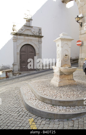 Misericordia fontaine en face de la Misericordia Consistorio de la vieille église de la ville de Portalegre, Portugal. Banque D'Images