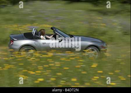 Voiture, BMW Z4, convertible, l'année de modèle 2003-, argent/anthracite, conduite, route de campagne, Blander, side view, Meadow Banque D'Images