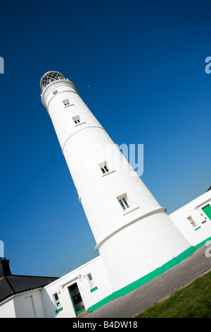 Nash Point Lighthouse sur chemin côtier du Glamorgan donnant sur le canal de Bristol de l'angle de vue inhabituel Wales UK Banque D'Images