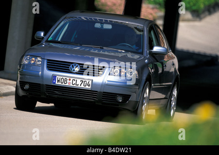 Voiture, VW Volkswagen Passat W8, Limousine, de l'argent, l'année de modèle 2001, moyenne, la conduite de classe, la diagonale de l'avant, vue frontale, Banque D'Images