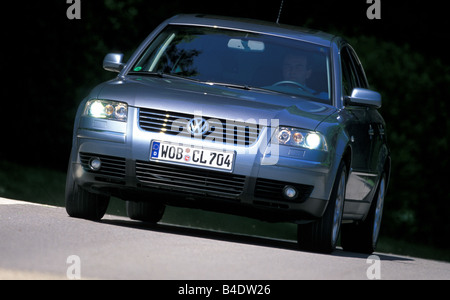 Voiture, VW Volkswagen Passat W8, Limousine, de l'argent, l'année de modèle 2001, moyenne, la conduite de classe, la diagonale de l'avant, vue frontale, Banque D'Images